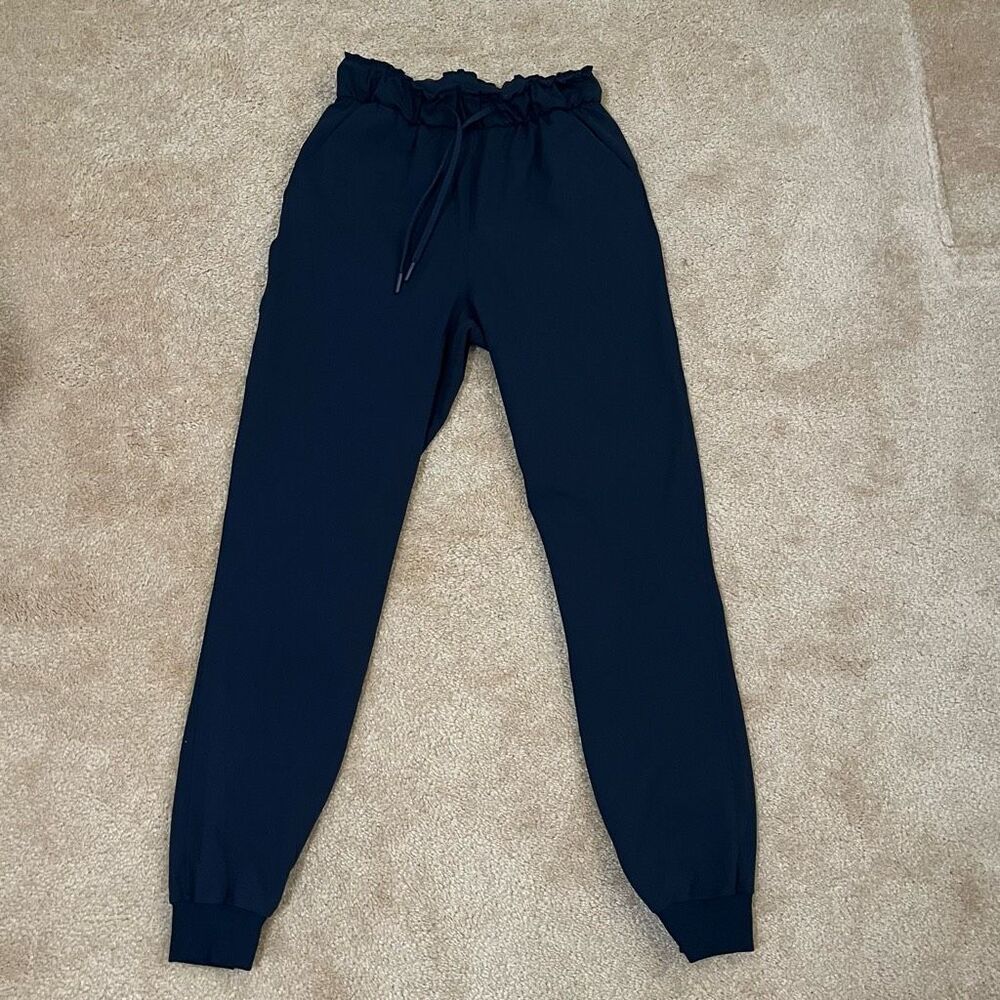Lululemon Womens Size 4 On The Fly Joggers
